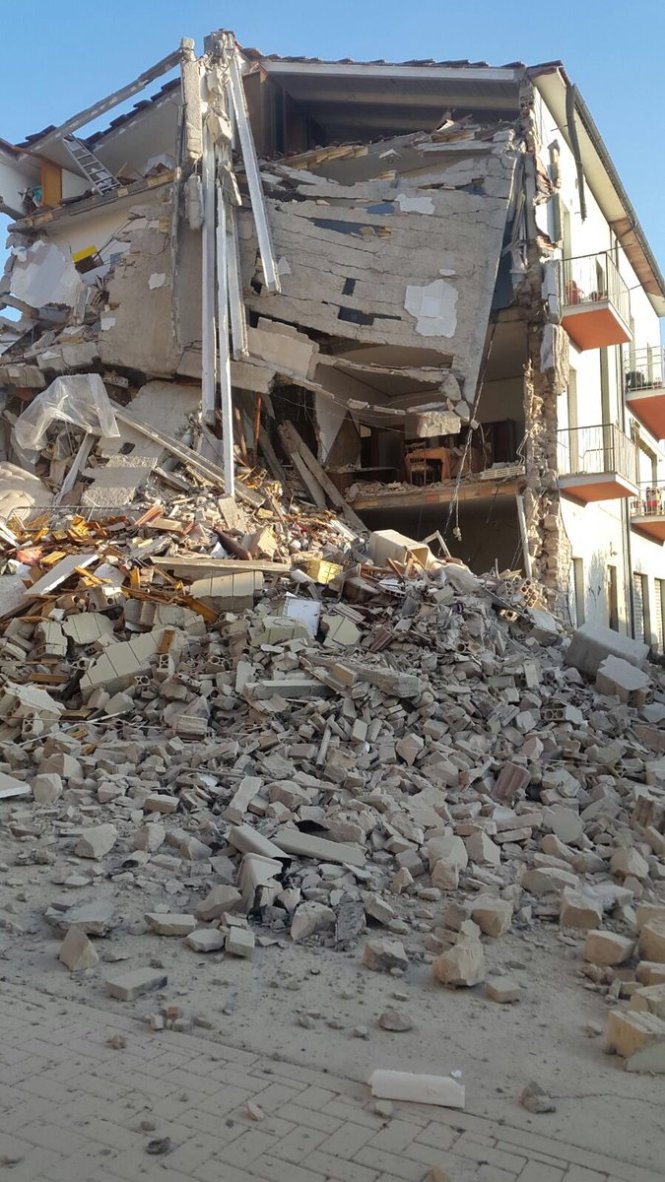 Hình ảnh được chia sẻ trên mạng xã hội sau trận động đất chiều 30-10 - Ảnh: TWITTER