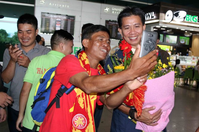 CDDV chụp ảnh cùng HLV Hoàng Anh Tuấn tại sân bay Tân Sơn Nhất. Ảnh: N.K