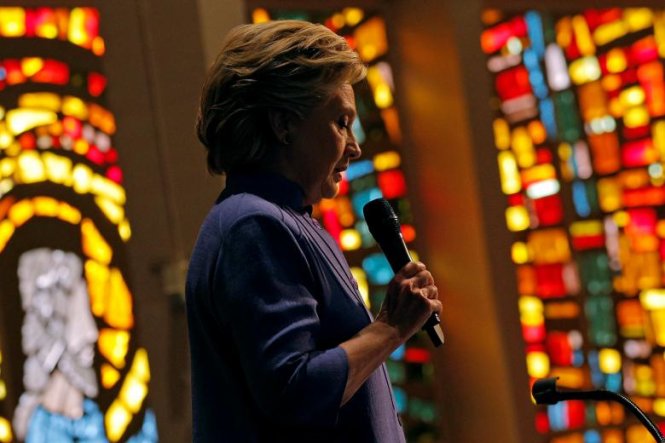 Rắc rối với việc sử dụng email cá nhân trong công việc thời làm ngoại trưởng vẫn chưa dừng đeo bám bà Clinton - Ảnh: Reuters