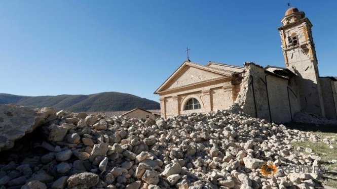 Nhà thờ Saint Anthony bị hư hại nặng sau trận động đất tại Norcia, Ý - Ảnh: Reuters