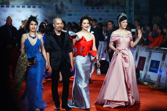 Diễn viên Lý Nhã Kỳ, Hoa hậu Đền Hùng Giáng My, nhà thiết kế Đức Hùng và diễn viên Minh Thư (từ phải qua trái) trên thảm đỏ
