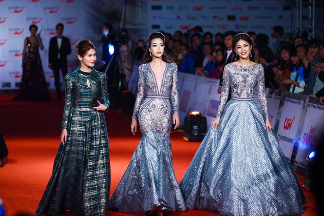 Hoa hậu Việt Nam 2016 Đỗ Mỹ Linh (đứng giữa) và hai á hậu Ngô Thanh Thanh Tú và Huỳnh Thị Thuỳ Dung xuất hiện trên thảm đỏ