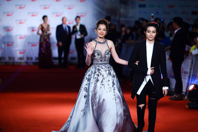 Nữ diễn viên  Chi Pu và Gil Lê (từ trái qua phải) vẫy chào người hâm mộ