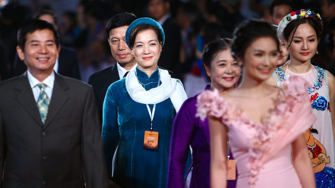 NSND Lê Khanh và các diễn viên bước đi trên thảm đỏ liên hoan phim