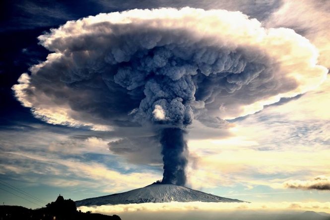 Sức mạnh của thiên thiên (ảnh chụp một đợt phun tro và khí ở núi lửa Etna, Ý) - Giải nhất hạng mục Thiên thiên - Ảnh: Giuseppe Mario Famiani