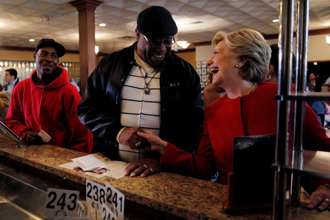 Bà Hillary Clinton ghé một quán cà phê ở Cleveland, bang Ohio khi đang đi vận động tranh cử ngày 31-10 - Ảnh: Reuters