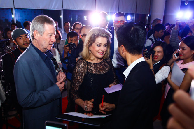diễn viên điện ảnh nổi tiếng người Pháp Catherine Deneuve ký tặng chữ ký cho một người hâm mộ - Ảnh: Nguyễn Khánh