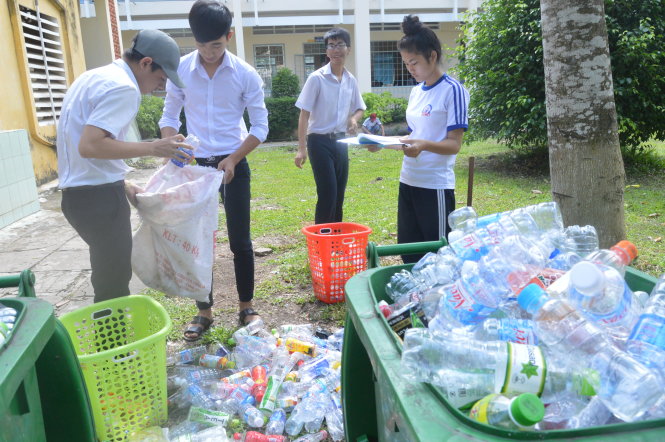 Học sinh Trường THPT Tháp Mười tổ chức thu gom ve chai để làm quỹ “học bổng xanh”  - Ảnh: N.TÀI