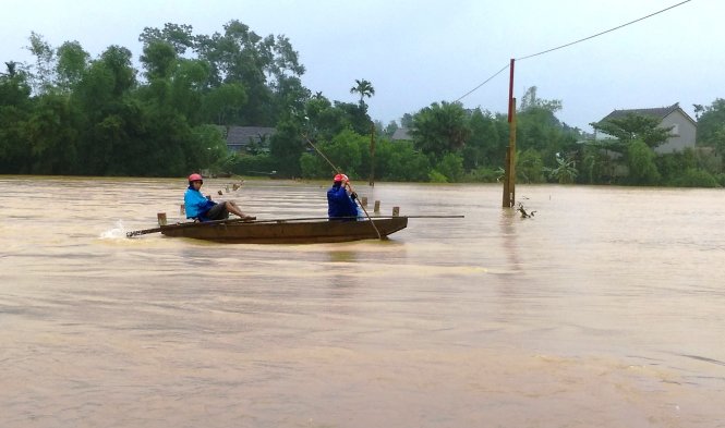 Những thôn nằm bên sông Ngàn Sâu của xã Gia Phố (Hương Khê, Hà Tĩnh) vẫn đang bị chia cắt, người dân đi lại bằng thuyền - Ảnh: VĂN ĐỊNH