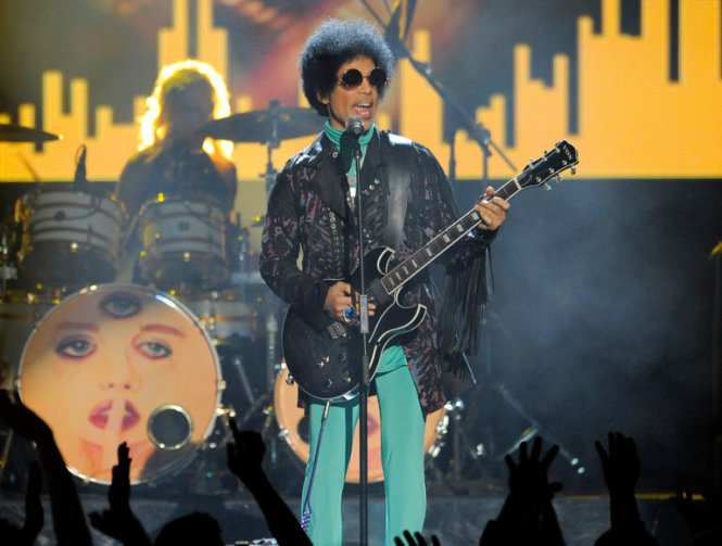 Ca sĩ Prince biểu diễn trong một chương trình năm 2013 (ảnh tư liệu) - Ảnh: AP