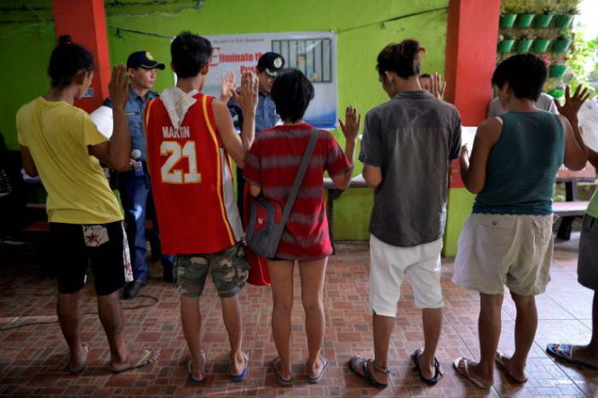 Các con nghiện thề không dính vào ma túy nữa, sau khi đầu thú chính quyền thành phố Pasig thuộc vùng đô thị Manila ngày 17-9 - Ảnh: Reuters