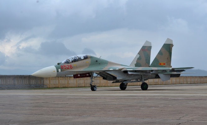 Máy bay tiêm kích Su-27 lăn ra đường băng chuẩn bị cất cánh              - Ảnh: DUY THANH