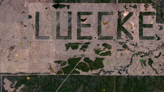 Rừng cây thuộc trang trại Luecke
Một địa chủ tại Austin, Texas đã tạo ra dòng chữ khổng lồ theo tên của mình “LUECKE” bằng cánh đốn hạ những cánh rừng xung quanh chúng và bạn chỉ có thể chiêm ngưỡng dòng chữ này khi đang trên máy bay hoặc bằng vệ tinh.
