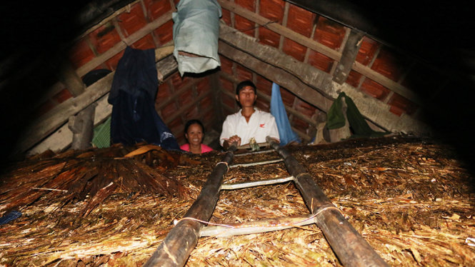 Đến tối 2-11, gia đình anh Nguyễn Ngọc Thái ở xã Phương Mỹ, huyện Hương Khê, sống trên mái nhà vì nước lũ còn ngập - Ảnh: VĂN ĐỊNH