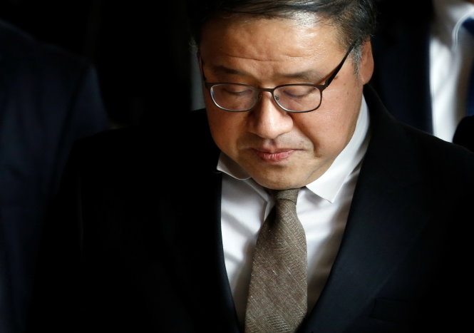 Ông Ahn Chong Bum xuất hiện tại Văn phòng Công tố Hàn Quốc ở thủ đô Seoul ngày 2-11 - Ảnh: Reuters