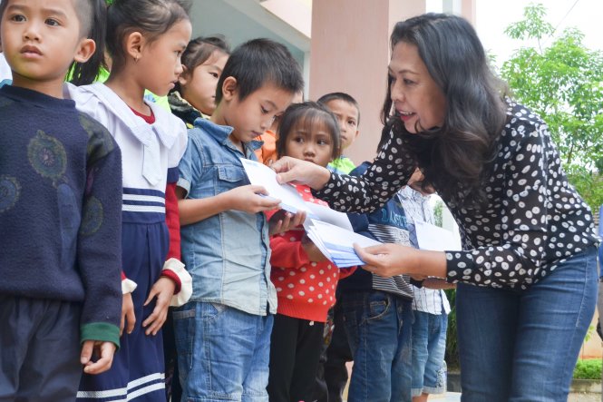 Đại diện báo Tuổi Trẻ trao học bỏng cho học sinh huyện Tuyên Hóa - Ảnh: TẤN LỰC