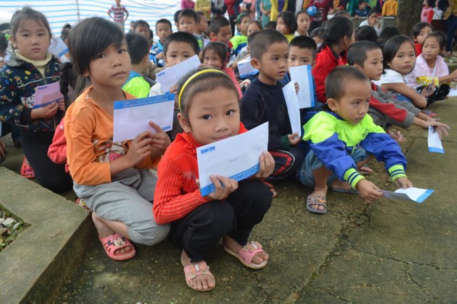 Niềm vui của các em học sinh tiểu học huyện Tuyên Hóa khi nhận học bổng - Ảnh: TẤN LỰC