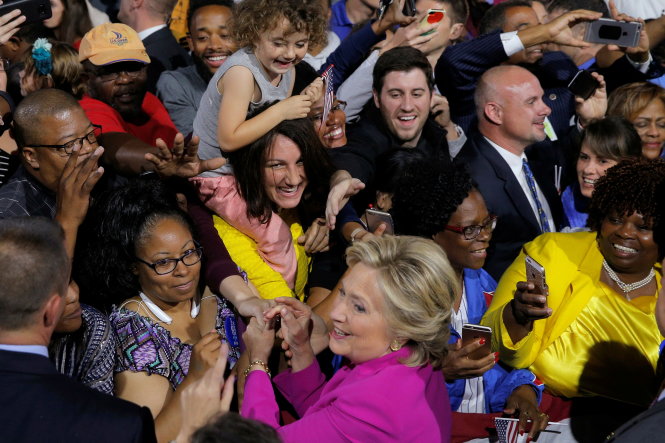 Cử tri vây lấy bà Hillary trong sự kiện vận động tại TP Raleigh, North Carolina ngày 3-11 - Ảnh: Reuters
