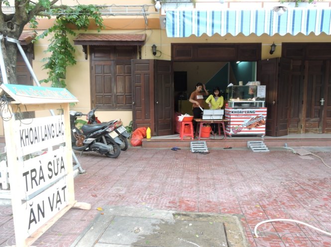 Quầy khoai lang lắc trên đường 18 tháng 8 - nơi luôn đông  khách đứng xem quy trình làm và đợi những chiếc bánh khoai nóng hổi - Ảnh: THANH LY