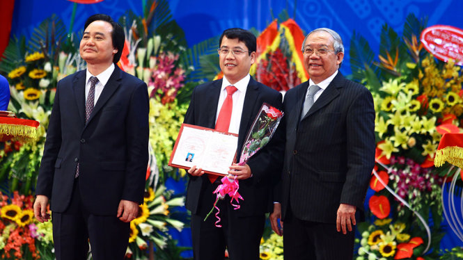 Năm nay cả nước có 65 nhà giáo được công nhận đạt tiêu chuẩn chức danh Giáo sư, trong ảnh Giáo sư Trần Đình Thắng (đứng giữa), phó trưởng khoa hoá học Trường ĐH Vinh là tân giáo sư trẻ nhất năm 2016 - Ảnh: Nguyễn Khánh