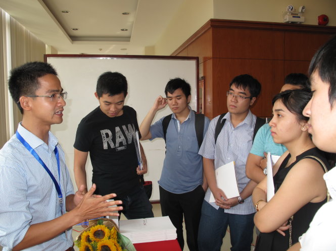 NCS.TS Nguyễn Duy Kiên (bìa trái) chia sẻ kinh nghiệm xin học bổng tại một hội thảo du học ở TP.HCM hè 2016 - Ảnh: C.NHẬT