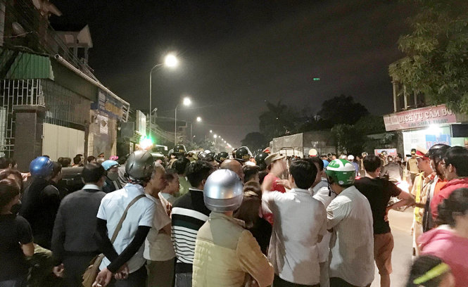 Hàng trăm người dân hiếu kỳ theo dõi vụ việc làm đoạn đường Phạm Hồng Thái, TP Vinh ùn ứ - Ảnh: DOÃN HÒA