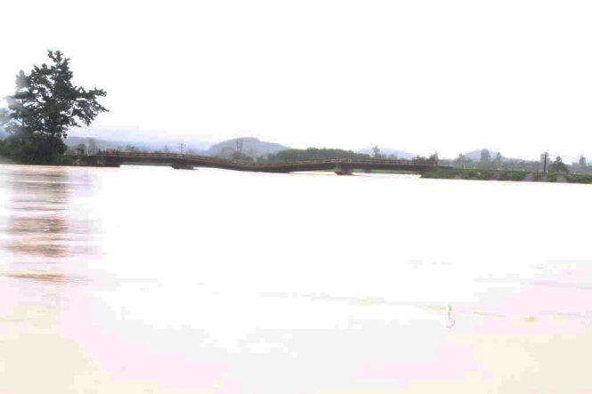 Cây cầu kiên cố trên tỉnh lộ 9, huyện Krông Bông gần nơi các cán bộ công an gặp nạn – bị gãy cụp, hư hỏng nặng do nước lũ chiều 5-11 - Ảnh: Phan Tuân