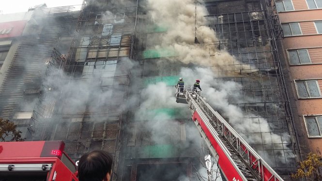 Mặt tiền bốn ngôi nhà cao tầng kinh doanh nhà hàng karaoke tại Hà Nội bị cháy rụi chiều 1-11 - Ảnh: Quang Thế