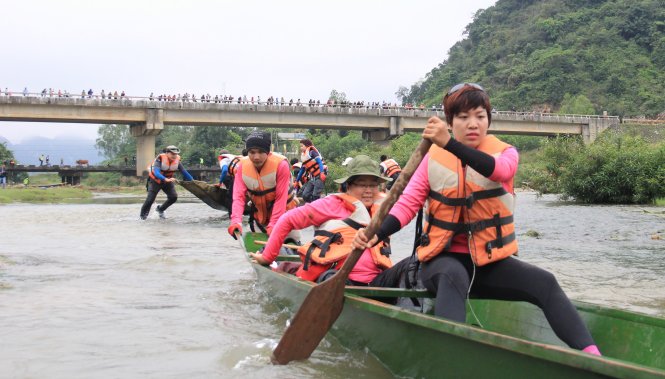 Đua thuyền trên sông Son (Quảng Bình) trong một tour mạo hiểm. Đây cũng là cách làm cho du lịch phong phú - Ảnh: ĐĂNG NAM