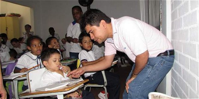 Anh Jeison Aristizábal bên các em nhỏ được anh chăm sóc 
miễn phí - Ảnh: Archivo/El Tiempo