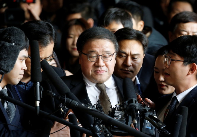 Cựu thư ký của bà Park, ông Ahn Jong Beom bị giới truyền thông vây quanh khi xuất hiện ở Văn phòng công tố tại Seoul hôm 2-11 - Ảnh: Reuters