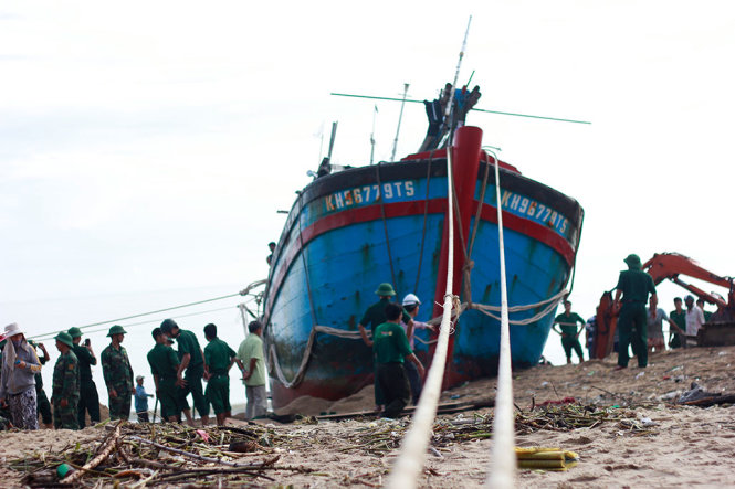 Tàu cá KH 96779-TS bị mắc cạn tại vị trí bờ biển (đối diện Đài truyền hình Khánh Hòa) - Ảnh: THANH TRÚC