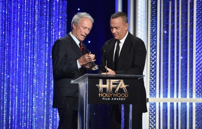 Nam tài tử gạo cội Tom Hanks nhận giải Nam diễn viên xuất sắc nhất với vai cơ trưởng Sully trong bộ phim cùng tên từ đạo diễn Clint Eastwood  - Ảnh: HFA