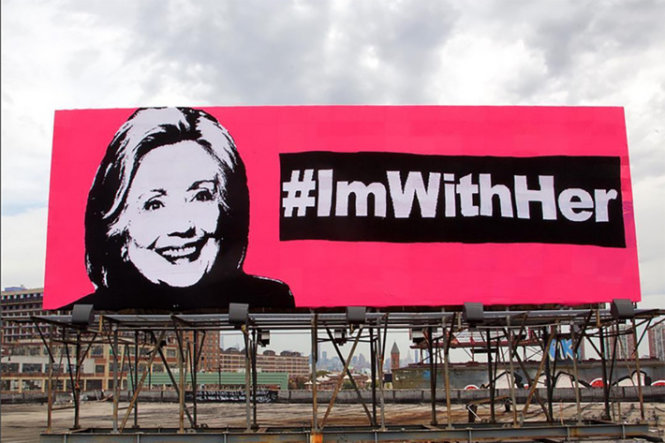 Tấm bảng lớn đan bằng len của nữ nghệ sĩ Olek ủng hộ bà Clinton - Ảnh: Nymag