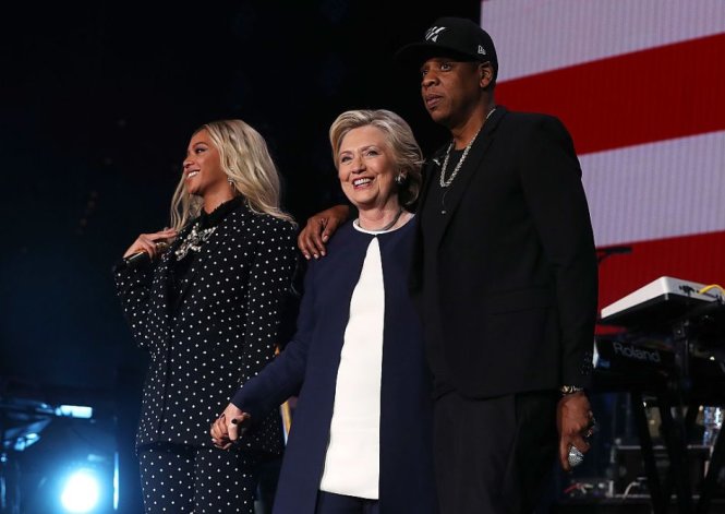 Ca sĩ Beyonce và chồng cô, nghệ sĩ Jay Z cùng đứng trên sân khấu một sự kiện âm nhạc được tổ chức để vận động cử tri bỏ phiếu cho bà Clinton - Ảnh: Amny