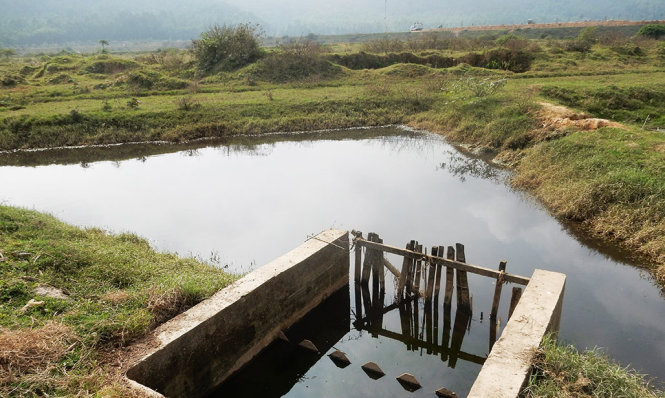 Nước rỉ rác đen ngòm của Khu liên hượp xử lý chất thải rắn Nghi Yên trước khi thải ra sông Cấm - Ảnh: DOÃN HÒA
