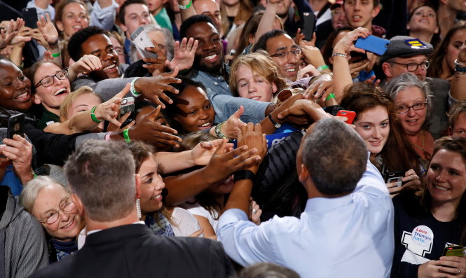 Cử tri cuồng nhiệt bắt tay Tổng thống Barack Obama khi ông đến vận động ủng hộ bà Hillary Clinton tại TP Durham, New Hampshire ngày 7-11 - Ảnh: Reuters