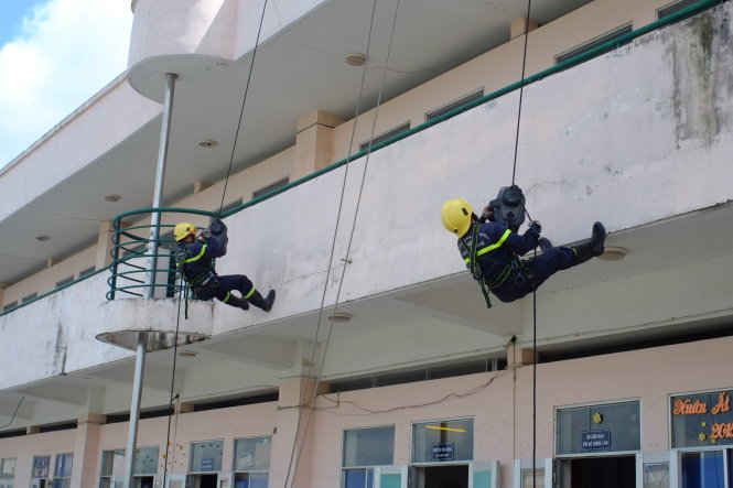 Cảnh sát cứu nạn cứu hộ TP.HCM tập luyện cứu nạn bằng thiết bị ròng rọc điện hiện đại - Ảnh CS PCCC cung cấp