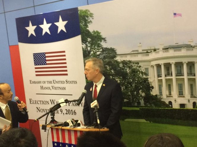 Đại sứ Mỹ tại VN Ted Osius trong buổi theo dõi kết quả bầu cử tổ chức ở Hà Nội sáng 9-11 - Ảnh: THANH HÀ