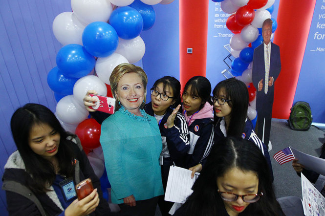 Nhiều bạn trẻ chụp ảnh selfie với một tấm hình của ứng cử viên Tổng thống Mỹ Hillary Clinton - Ảnh: NGUYỄN KHÁNH