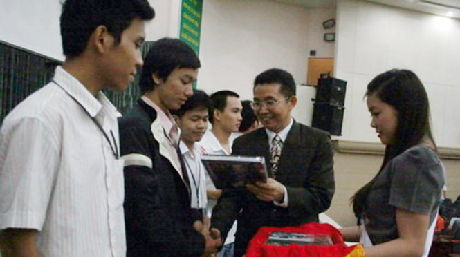 Anh Đỗ Thanh Năm trao quà các bạn sinh viên có câu hỏi hay - Ảnh: Nguyễn Thắm