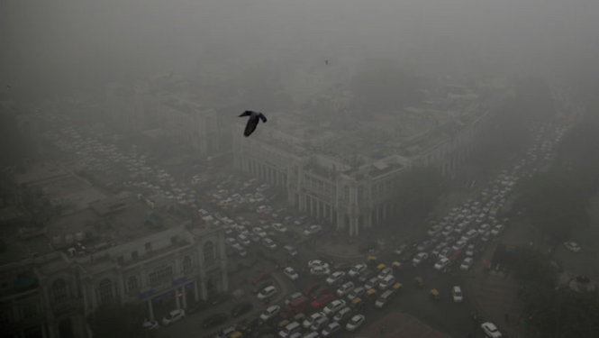 Khu trung tâm Delhi chìm trong khói bụi ô nhiễm - Ảnh: AP