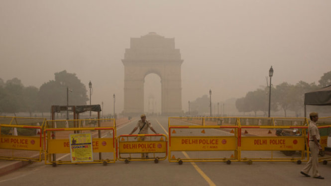 Cảnh sát làm nhiệm vụ ở Cổng Ấn Độ tại Delhi trong không khí ô nhiễm trầm trọng - Ảnh: AP