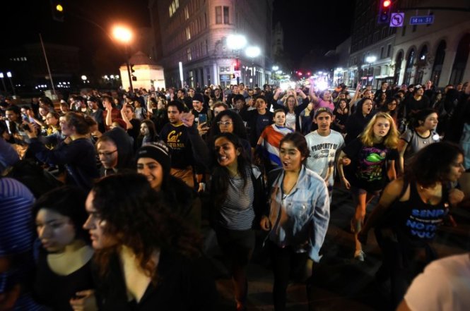 Những người biểu tình phản đối ông Trump tuần hành qua Oakland, California - Ảnh: Reuters