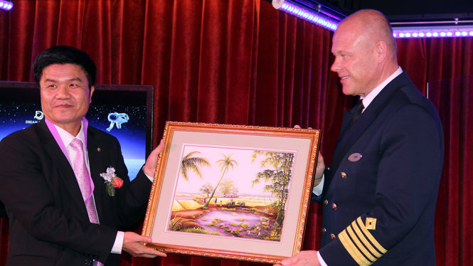 Lãnh đạo ngành du lịch Đà Nẵng tặng quà lưu niệm cho thủy thủ đoàn - Ảnh: TRƯỜNG TRUNG