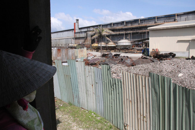 Khu vực bãi thải của nhà máy thép nằm sát với nhà dân - Ảnh: ĐOÀN CƯỜNG