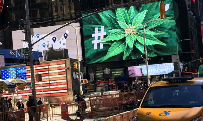 Một bảng điện tử hiển thị hashtag cần sa tại Quảng trường Thời đại ở New York - Ảnh: Reuters