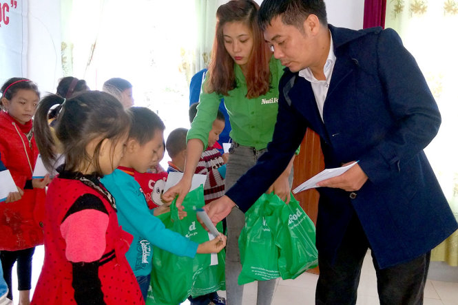 Đại diện báo Tuổi Trẻ trao học bổng cho học sinh khó khăn ở huyện Kỳ Anh, Hà Tĩnh - Ảnh: VĂN ĐỊNH