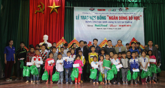 Niềm vui của các em học sinh huyện Yên Thành nhận học bổng “Ngăn dòng bỏ học” sau lũ của Báo Tuổi trẻ - Ảnh: DOÃN HÒA