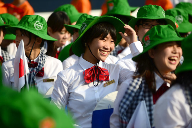 Đại biểu Nhật Bản xinh tươi với nón tai bèo và khăn rằn - Ảnh: QUANG ĐỊNH